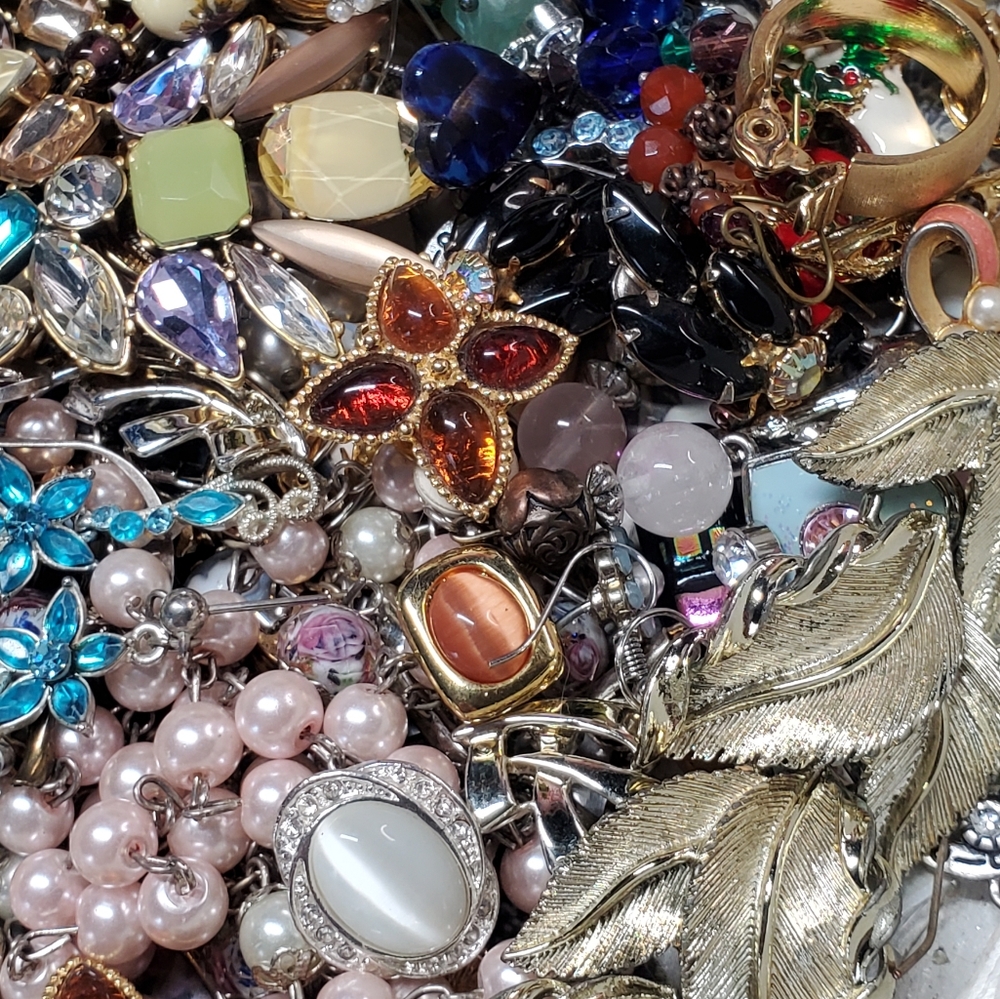 Grab Bag Of Necklaces, Bracelets, Rings, Earrings & Misc.  Brands. - Picture 6 of 16